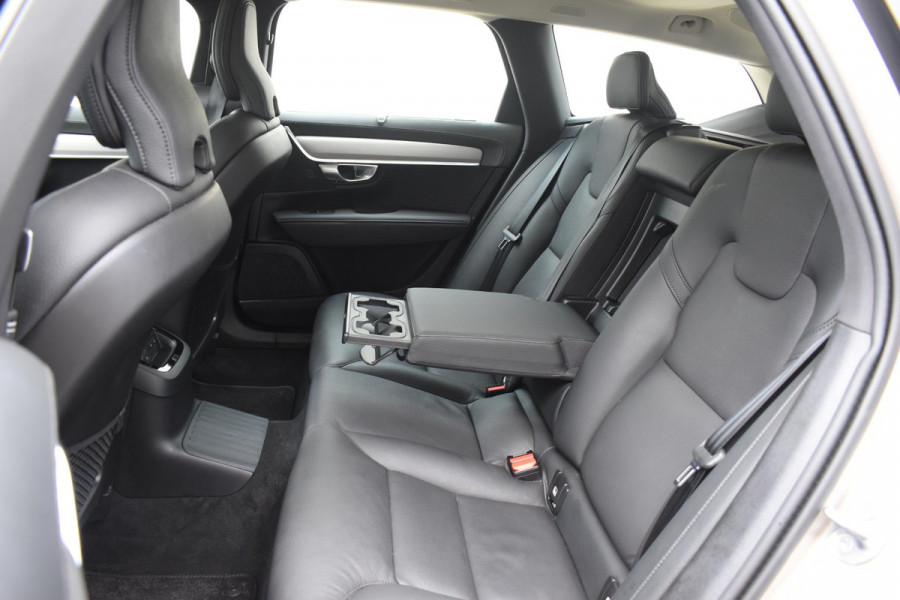 Volvo V90 T8 455PK Plug-in hybrid AWD Ultra Dark / Adaptive Cruise Control / Elektrisch panoramisch schuifdak / Head-up Display / Elektrische voorstoelen met geheugen / Trekhaak elektrisch uitklapbaar / Stuurverwarming / Stoelverwarming V+A / 360 Camera / Harman Kardon