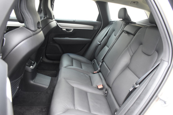 Volvo V90 T8 455PK Plug-in hybrid AWD Ultra Dark / Adaptive Cruise Control / Elektrisch panoramisch schuifdak / Head-up Display / Elektrische voorstoelen met geheugen / Trekhaak elektrisch uitklapbaar / Stuurverwarming / Stoelverwarming V+A / 360 Camera / Harman Kardon