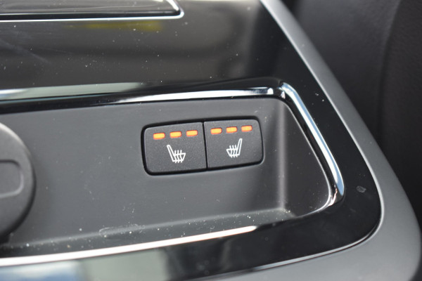 Volvo V90 T8 455PK Plug-in hybrid AWD Ultra Dark / Adaptive Cruise Control / Elektrisch panoramisch schuifdak / Head-up Display / Elektrische voorstoelen met geheugen / Trekhaak elektrisch uitklapbaar / Stuurverwarming / Stoelverwarming V+A / 360 Camera / Harman Kardon
