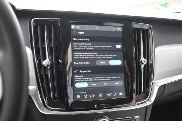 Volvo V90 T8 455PK Plug-in hybrid AWD Ultra Dark / Adaptive Cruise Control / Elektrisch panoramisch schuifdak / Head-up Display / Elektrische voorstoelen met geheugen / Trekhaak elektrisch uitklapbaar / Stuurverwarming / Stoelverwarming V+A / 360 Camera / Harman Kardon