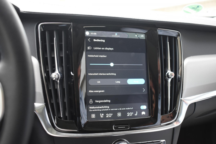 Volvo V90 T8 455PK Plug-in hybrid AWD Ultra Dark / Adaptive Cruise Control / Elektrisch panoramisch schuifdak / Head-up Display / Elektrische voorstoelen met geheugen / Trekhaak elektrisch uitklapbaar / Stuurverwarming / Stoelverwarming V+A / 360 Camera / Harman Kardon