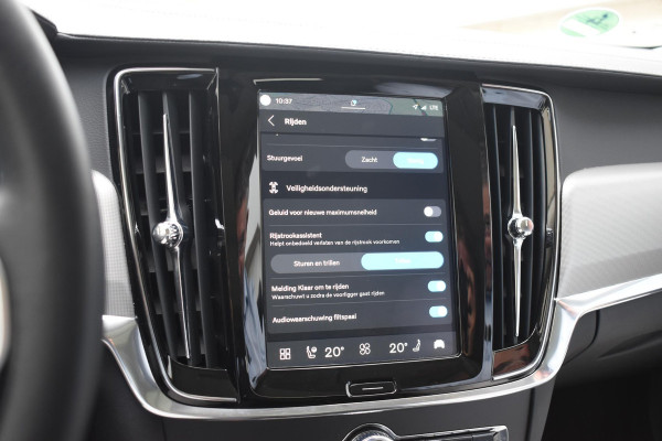 Volvo V90 T8 455PK Plug-in hybrid AWD Ultra Dark / Adaptive Cruise Control / Elektrisch panoramisch schuifdak / Head-up Display / Elektrische voorstoelen met geheugen / Trekhaak elektrisch uitklapbaar / Stuurverwarming / Stoelverwarming V+A / 360 Camera / Harman Kardon