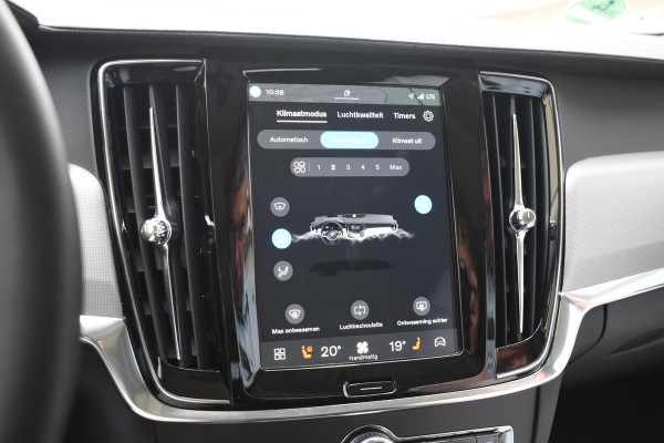 Volvo V90 T8 455PK Plug-in hybrid AWD Ultra Dark / Adaptive Cruise Control / Elektrisch panoramisch schuifdak / Head-up Display / Elektrische voorstoelen met geheugen / Trekhaak elektrisch uitklapbaar / Stuurverwarming / Stoelverwarming V+A / 360 Camera / Harman Kardon
