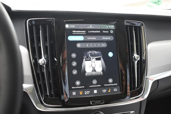 Volvo V90 T8 455PK Plug-in hybrid AWD Ultra Dark / Adaptive Cruise Control / Elektrisch panoramisch schuifdak / Head-up Display / Elektrische voorstoelen met geheugen / Trekhaak elektrisch uitklapbaar / Stuurverwarming / Stoelverwarming V+A / 360 Camera / Harman Kardon