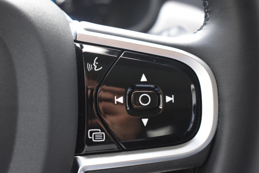 Volvo V90 T8 455PK Plug-in hybrid AWD Ultra Dark / Adaptive Cruise Control / Elektrisch panoramisch schuifdak / Head-up Display / Elektrische voorstoelen met geheugen / Trekhaak elektrisch uitklapbaar / Stuurverwarming / Stoelverwarming V+A / 360 Camera / Harman Kardon
