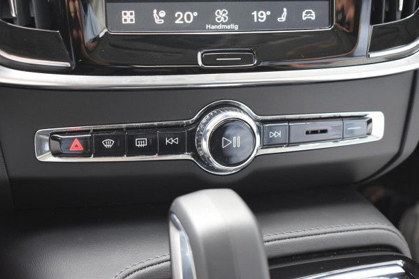 Volvo V90 T8 455PK Plug-in hybrid AWD Ultra Dark / Adaptive Cruise Control / Elektrisch panoramisch schuifdak / Head-up Display / Elektrische voorstoelen met geheugen / Trekhaak elektrisch uitklapbaar / Stuurverwarming / Stoelverwarming V+A / 360 Camera / Harman Kardon