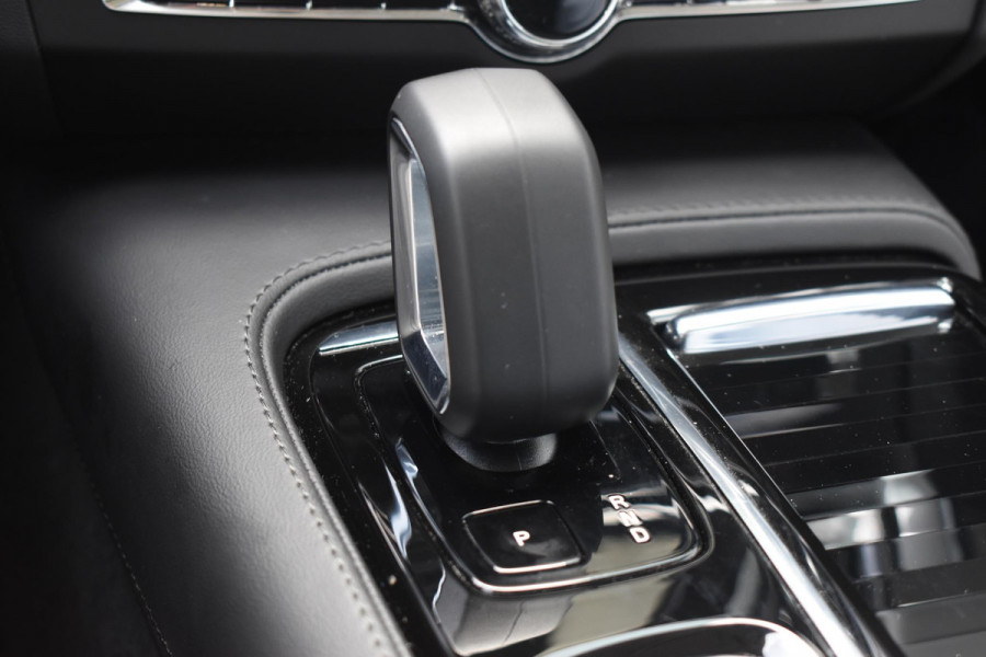 Volvo V90 T8 455PK Plug-in hybrid AWD Ultra Dark / Adaptive Cruise Control / Elektrisch panoramisch schuifdak / Head-up Display / Elektrische voorstoelen met geheugen / Trekhaak elektrisch uitklapbaar / Stuurverwarming / Stoelverwarming V+A / 360 Camera / Harman Kardon