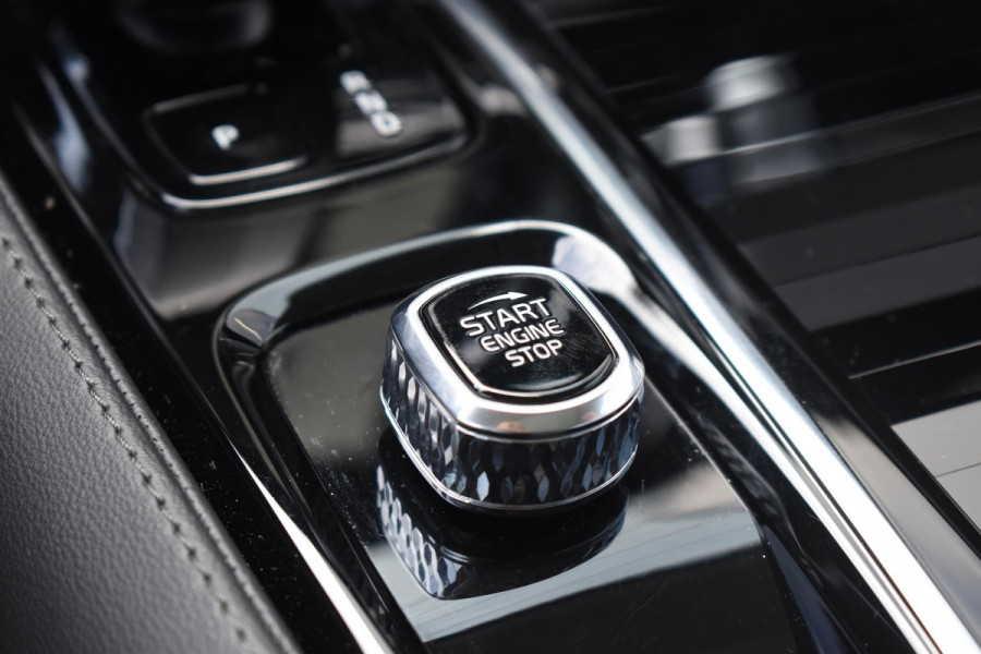 Volvo V90 T8 455PK Plug-in hybrid AWD Ultra Dark / Adaptive Cruise Control / Elektrisch panoramisch schuifdak / Head-up Display / Elektrische voorstoelen met geheugen / Trekhaak elektrisch uitklapbaar / Stuurverwarming / Stoelverwarming V+A / 360 Camera / Harman Kardon