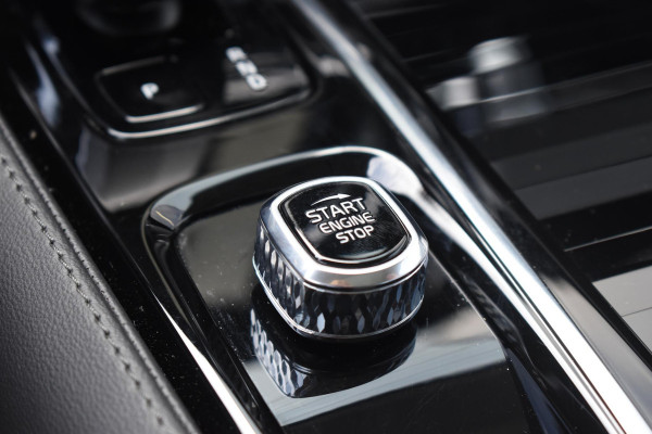 Volvo V90 T8 455PK Plug-in hybrid AWD Ultra Dark / Adaptive Cruise Control / Elektrisch panoramisch schuifdak / Head-up Display / Elektrische voorstoelen met geheugen / Trekhaak elektrisch uitklapbaar / Stuurverwarming / Stoelverwarming V+A / 360 Camera / Harman Kardon