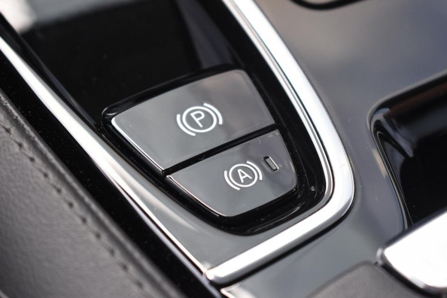 Volvo V90 T8 455PK Plug-in hybrid AWD Ultra Dark / Adaptive Cruise Control / Elektrisch panoramisch schuifdak / Head-up Display / Elektrische voorstoelen met geheugen / Trekhaak elektrisch uitklapbaar / Stuurverwarming / Stoelverwarming V+A / 360 Camera / Harman Kardon