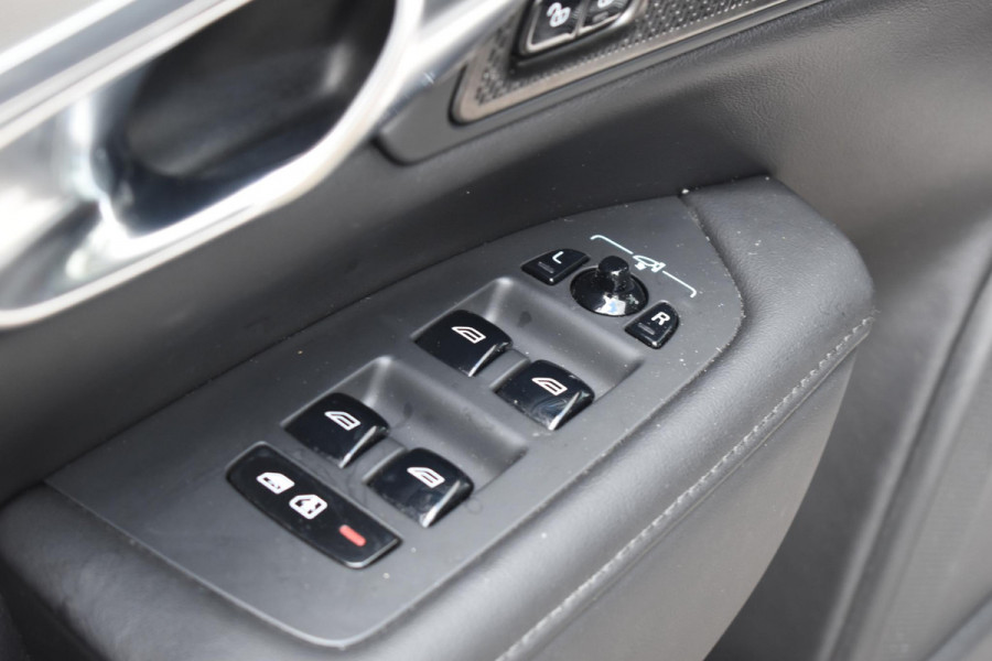 Volvo V90 T8 455PK Plug-in hybrid AWD Ultra Dark / Adaptive Cruise Control / Elektrisch panoramisch schuifdak / Head-up Display / Elektrische voorstoelen met geheugen / Trekhaak elektrisch uitklapbaar / Stuurverwarming / Stoelverwarming V+A / 360 Camera / Harman Kardon