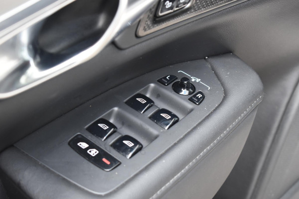 Volvo V90 T8 455PK Plug-in hybrid AWD Ultra Dark / Adaptive Cruise Control / Elektrisch panoramisch schuifdak / Head-up Display / Elektrische voorstoelen met geheugen / Trekhaak elektrisch uitklapbaar / Stuurverwarming / Stoelverwarming V+A / 360 Camera / Harman Kardon