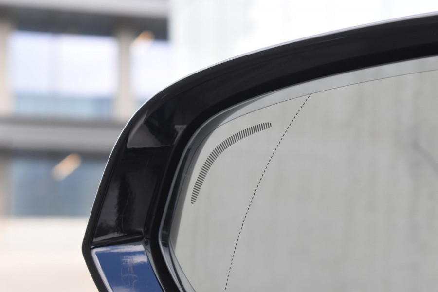 Volvo V90 T8 455PK Plug-in hybrid AWD Ultra Dark / Adaptive Cruise Control / Elektrisch panoramisch schuifdak / Head-up Display / Elektrische voorstoelen met geheugen / Trekhaak elektrisch uitklapbaar / Stuurverwarming / Stoelverwarming V+A / 360 Camera / Harman Kardon