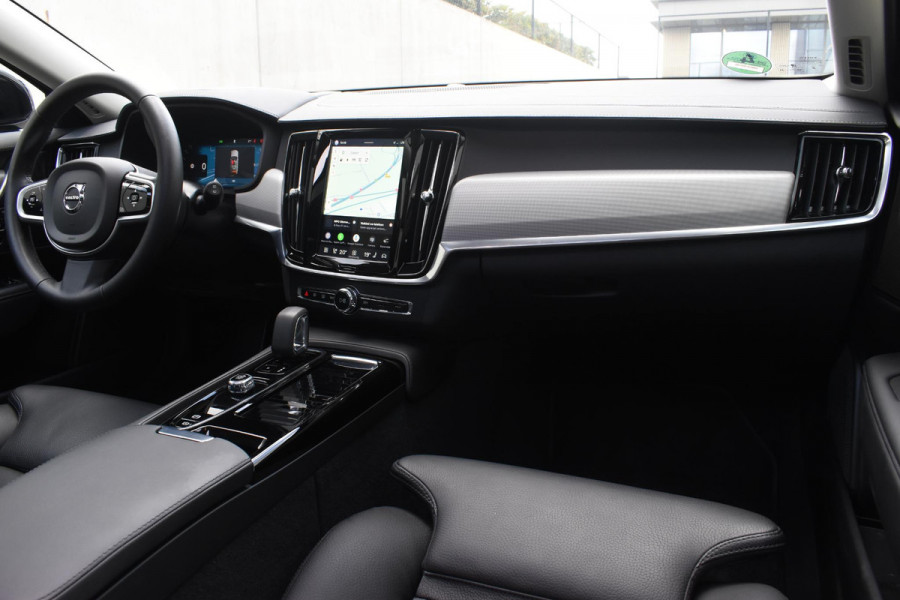 Volvo V90 T8 455PK Plug-in hybrid AWD Ultra Dark / Adaptive Cruise Control / Elektrisch panoramisch schuifdak / Head-up Display / Elektrische voorstoelen met geheugen / Trekhaak elektrisch uitklapbaar / Stuurverwarming / Stoelverwarming V+A / 360 Camera / Harman Kardon