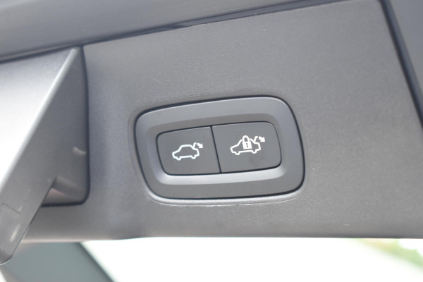 Volvo V90 T8 455PK Plug-in hybrid AWD Ultra Dark / Adaptive Cruise Control / Elektrisch panoramisch schuifdak / Head-up Display / Elektrische voorstoelen met geheugen / Trekhaak elektrisch uitklapbaar / Stuurverwarming / Stoelverwarming V+A / 360 Camera / Harman Kardon