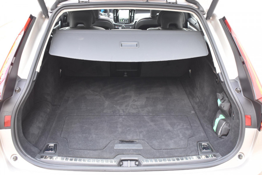 Volvo V90 T8 455PK Plug-in hybrid AWD Ultra Dark / Adaptive Cruise Control / Elektrisch panoramisch schuifdak / Head-up Display / Elektrische voorstoelen met geheugen / Trekhaak elektrisch uitklapbaar / Stuurverwarming / Stoelverwarming V+A / 360 Camera / Harman Kardon