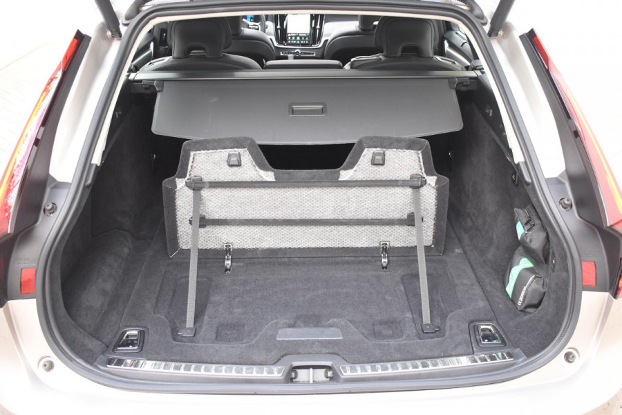 Volvo V90 T8 455PK Plug-in hybrid AWD Ultra Dark / Adaptive Cruise Control / Elektrisch panoramisch schuifdak / Head-up Display / Elektrische voorstoelen met geheugen / Trekhaak elektrisch uitklapbaar / Stuurverwarming / Stoelverwarming V+A / 360 Camera / Harman Kardon