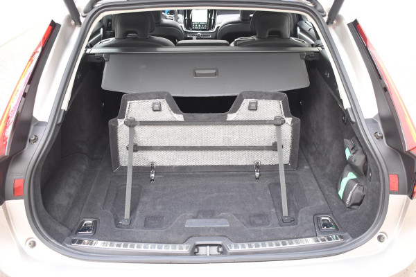Volvo V90 T8 455PK Plug-in hybrid AWD Ultra Dark / Adaptive Cruise Control / Elektrisch panoramisch schuifdak / Head-up Display / Elektrische voorstoelen met geheugen / Trekhaak elektrisch uitklapbaar / Stuurverwarming / Stoelverwarming V+A / 360 Camera / Harman Kardon