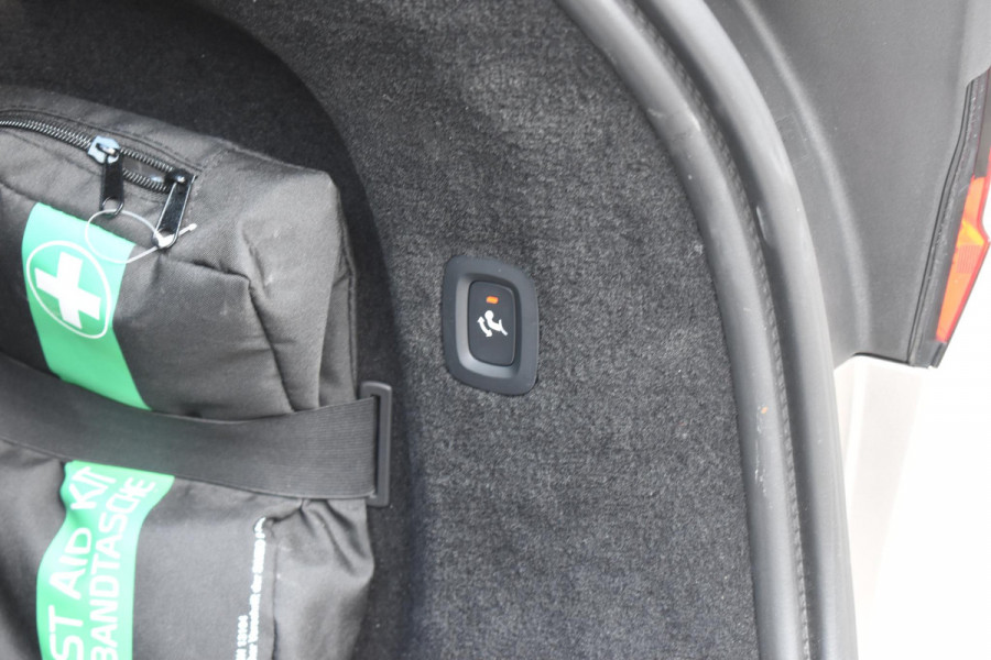 Volvo V90 T8 455PK Plug-in hybrid AWD Ultra Dark / Adaptive Cruise Control / Elektrisch panoramisch schuifdak / Head-up Display / Elektrische voorstoelen met geheugen / Trekhaak elektrisch uitklapbaar / Stuurverwarming / Stoelverwarming V+A / 360 Camera / Harman Kardon