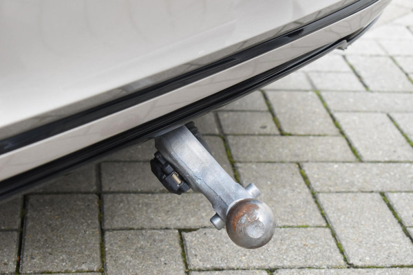 Volvo V90 T8 455PK Plug-in hybrid AWD Ultra Dark / Adaptive Cruise Control / Elektrisch panoramisch schuifdak / Head-up Display / Elektrische voorstoelen met geheugen / Trekhaak elektrisch uitklapbaar / Stuurverwarming / Stoelverwarming V+A / 360 Camera / Harman Kardon