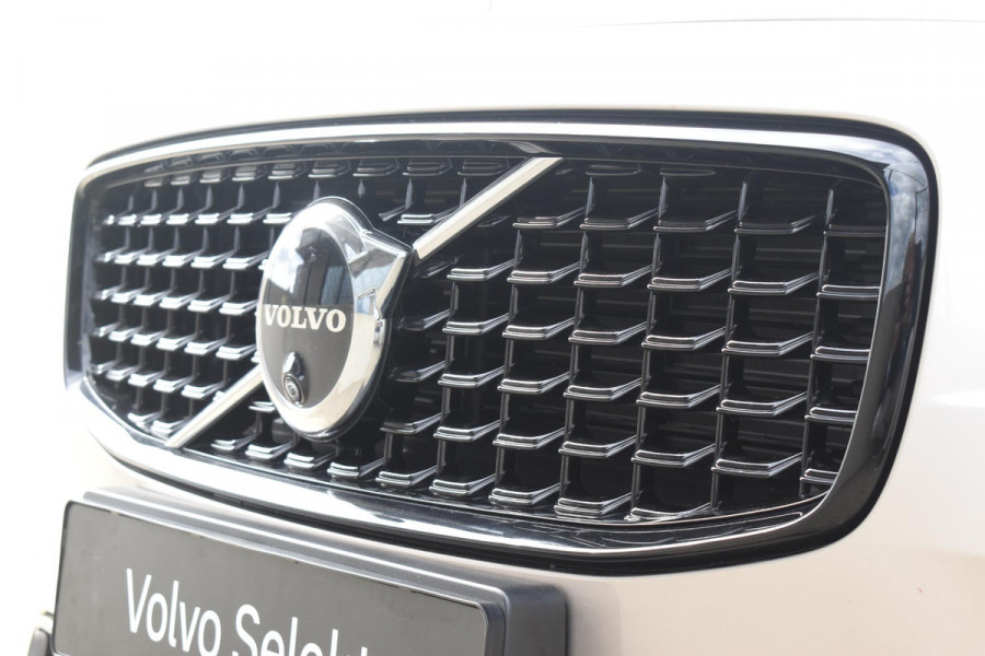 Volvo V90 T8 455PK Plug-in hybrid AWD Ultra Dark / Adaptive Cruise Control / Elektrisch panoramisch schuifdak / Head-up Display / Elektrische voorstoelen met geheugen / Trekhaak elektrisch uitklapbaar / Stuurverwarming / Stoelverwarming V+A / 360 Camera / Harman Kardon