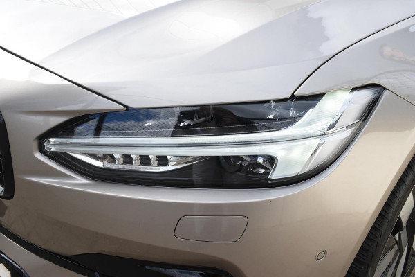 Volvo V90 T8 455PK Plug-in hybrid AWD Ultra Dark / Adaptive Cruise Control / Elektrisch panoramisch schuifdak / Head-up Display / Elektrische voorstoelen met geheugen / Trekhaak elektrisch uitklapbaar / Stuurverwarming / Stoelverwarming V+A / 360 Camera / Harman Kardon