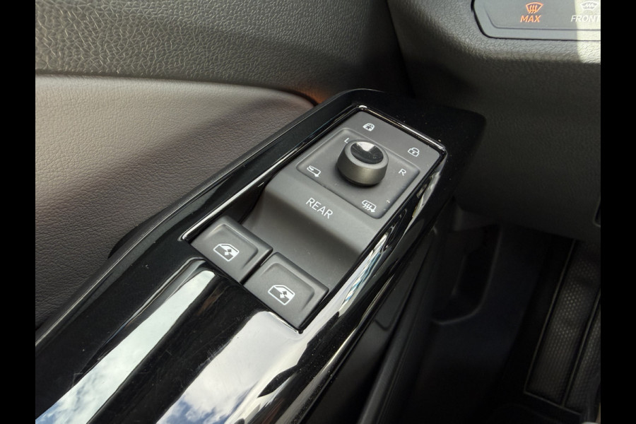 Volkswagen ID.4 Life 77 kWh / Trekhaak / Adapt. Cruise / Carplay / SoH 87% / PDC V+A / Stoel verwarming