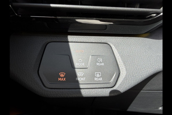 Volkswagen ID.4 Life 77 kWh / Trekhaak / Adapt. Cruise / Carplay / SoH 87% / PDC V+A / Stoel verwarming
