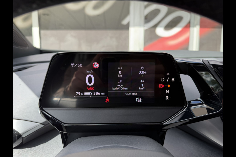 Volkswagen ID.4 Life 77 kWh / Trekhaak / Adapt. Cruise / Carplay / SoH 87% / PDC V+A / Stoel verwarming