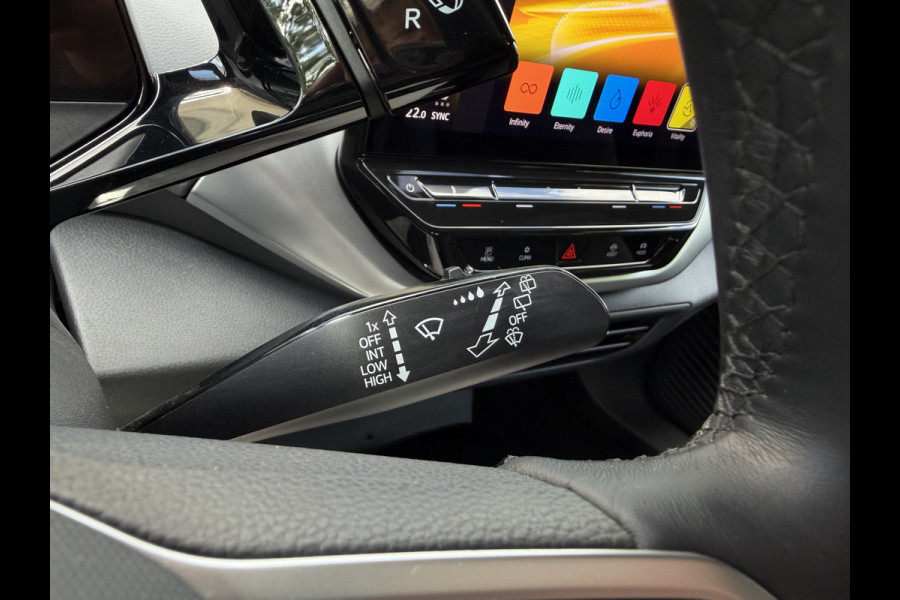 Volkswagen ID.4 Life 77 kWh / Trekhaak / Adapt. Cruise / Carplay / SoH 87% / PDC V+A / Stoel verwarming