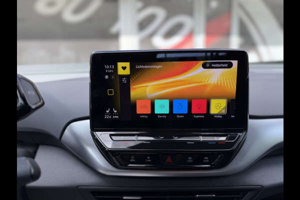 Volkswagen ID.4 Life 77 kWh / Trekhaak / Adapt. Cruise / Carplay / SoH 87% / PDC V+A / Stoel verwarming
