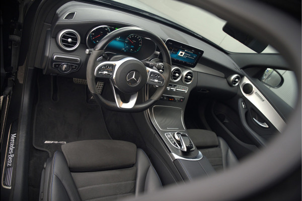 Mercedes-Benz C-Klasse Estate 300 e Business Solution AMG | Panoramadak | Stoelverwarming | 360 Camera | Dodehoekdetectie | Cruise Control | Apple Carplay | Navigatie | Trekhaak | DAB | Ambiance Verlichting | Multibeam | SOH 89,49%