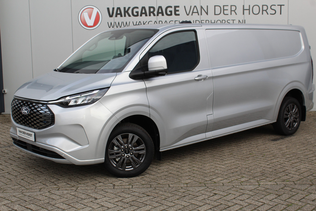 Ford E-Transit Custom 340 L2H1 Limited 71 kWh. Vol elektrisch ! De nieuwe E-Transit Custom is klaar voor de toekomst ! Airco, navigatie, telefoonvoorb., 17" LM wln (meerprijs), 3-zits, camera, parkeersensoren, LED verl., stoel-, stuur-, spiegel- en voorraamverwarming etc.