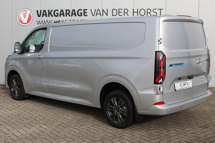Ford E-Transit Custom 340 L2H1 Limited 71 kWh. Vol elektrisch ! De nieuwe E-Transit Custom is klaar voor de toekomst ! Airco, navigatie, telefoonvoorb., 17" LM wln (meerprijs), 3-zits, camera, parkeersensoren, LED verl., stoel-, stuur-, spiegel- en voorraamverwarming etc.