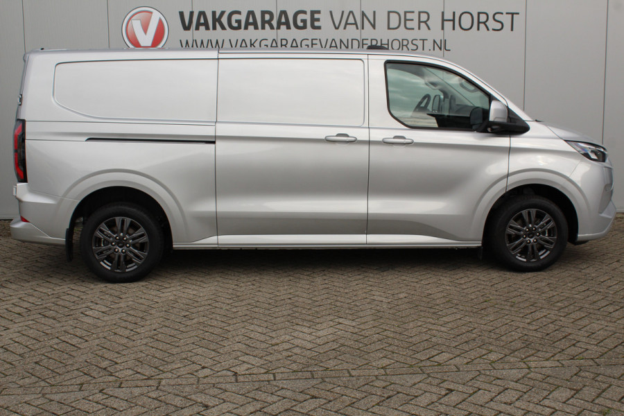 Ford E-Transit Custom 340 L2H1 Limited 71 kWh. Vol elektrisch ! De nieuwe E-Transit Custom is klaar voor de toekomst ! Airco, navigatie, telefoonvoorb., 17" LM wln (meerprijs), 3-zits, camera, parkeersensoren, LED verl., stoel-, stuur-, spiegel- en voorraamverwarming etc.