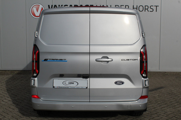 Ford E-Transit Custom 340 L2H1 Limited 71 kWh. Vol elektrisch ! De nieuwe E-Transit Custom is klaar voor de toekomst ! Airco, navigatie, telefoonvoorb., 17" LM wln (meerprijs), 3-zits, camera, parkeersensoren, LED verl., stoel-, stuur-, spiegel- en voorraamverwarming etc.