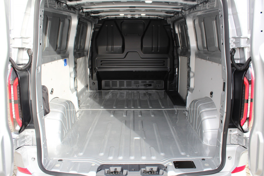 Ford E-Transit Custom 340 L2H1 Limited 71 kWh. Vol elektrisch ! De nieuwe E-Transit Custom is klaar voor de toekomst ! Airco, navigatie, telefoonvoorb., 17" LM wln (meerprijs), 3-zits, camera, parkeersensoren, LED verl., stoel-, stuur-, spiegel- en voorraamverwarming etc.