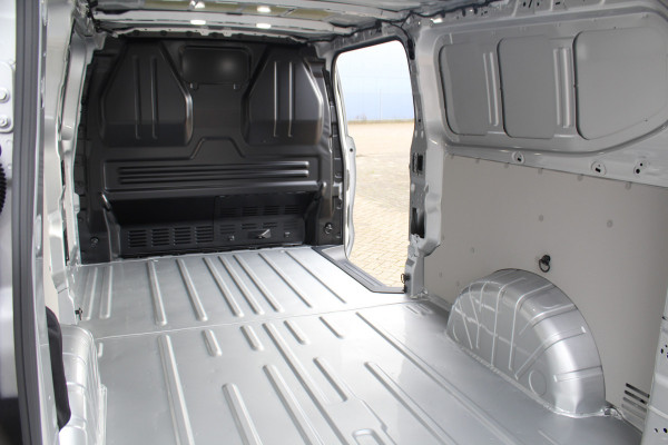 Ford E-Transit Custom 340 L2H1 Limited 71 kWh. Vol elektrisch ! De nieuwe E-Transit Custom is klaar voor de toekomst ! Airco, navigatie, telefoonvoorb., 17" LM wln (meerprijs), 3-zits, camera, parkeersensoren, LED verl., stoel-, stuur-, spiegel- en voorraamverwarming etc.