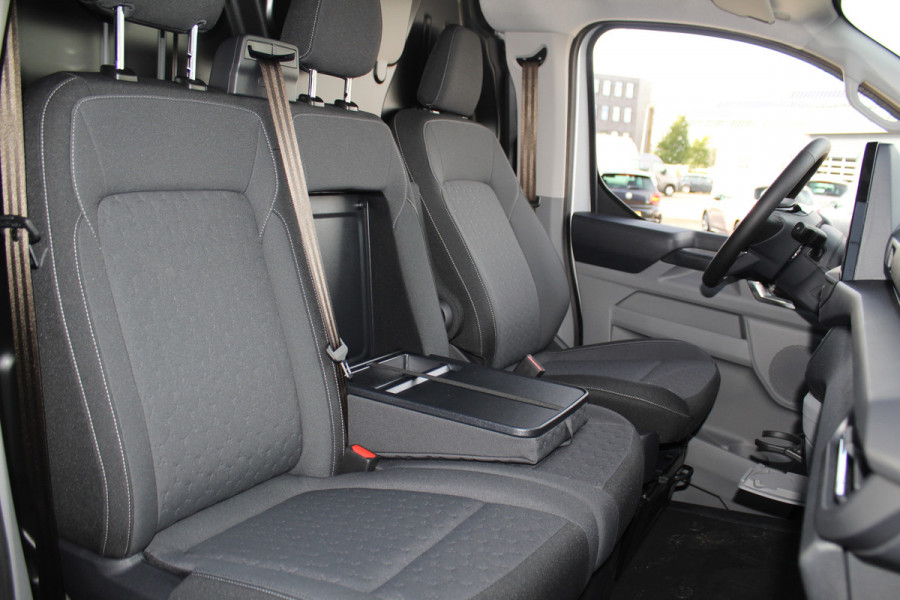 Ford E-Transit Custom 340 L2H1 Limited 71 kWh. Vol elektrisch ! De nieuwe E-Transit Custom is klaar voor de toekomst ! Airco, navigatie, telefoonvoorb., 17" LM wln (meerprijs), 3-zits, camera, parkeersensoren, LED verl., stoel-, stuur-, spiegel- en voorraamverwarming etc.