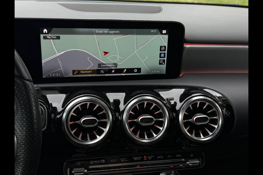 Mercedes-Benz A-Klasse 200 Business Solution AMG, panoramadak, 19 inch, sfeerverlichting,achteruitrijcamera, vele opties