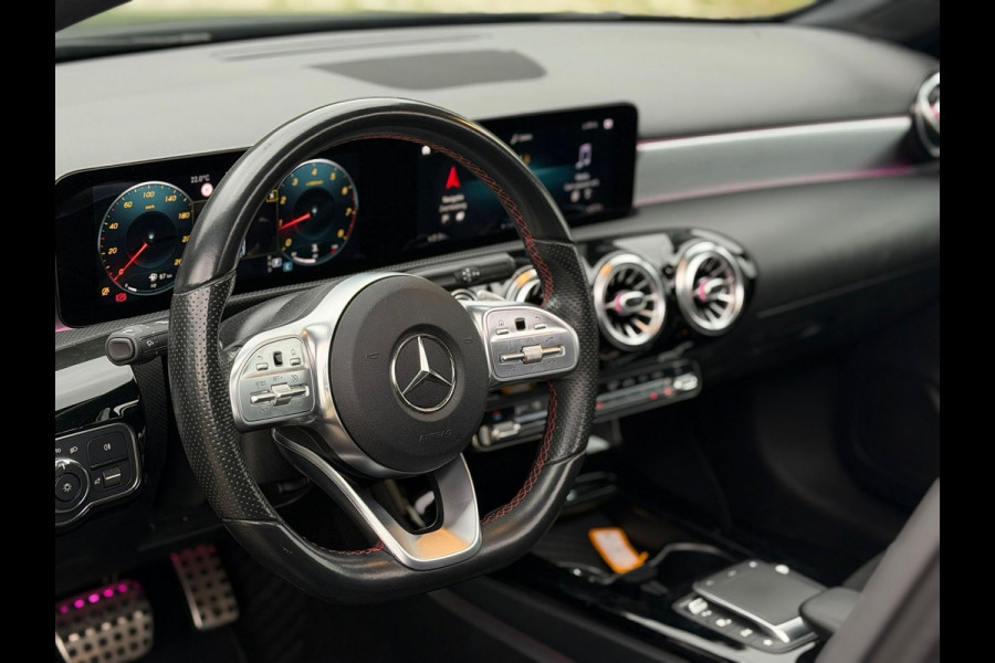 Mercedes-Benz A-Klasse 200 Business Solution AMG, panoramadak, 19 inch, sfeerverlichting,achteruitrijcamera, vele opties