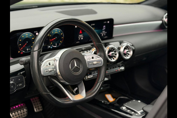 Mercedes-Benz A-Klasse 200 Business Solution AMG, panoramadak, 19 inch, sfeerverlichting,achteruitrijcamera, vele opties