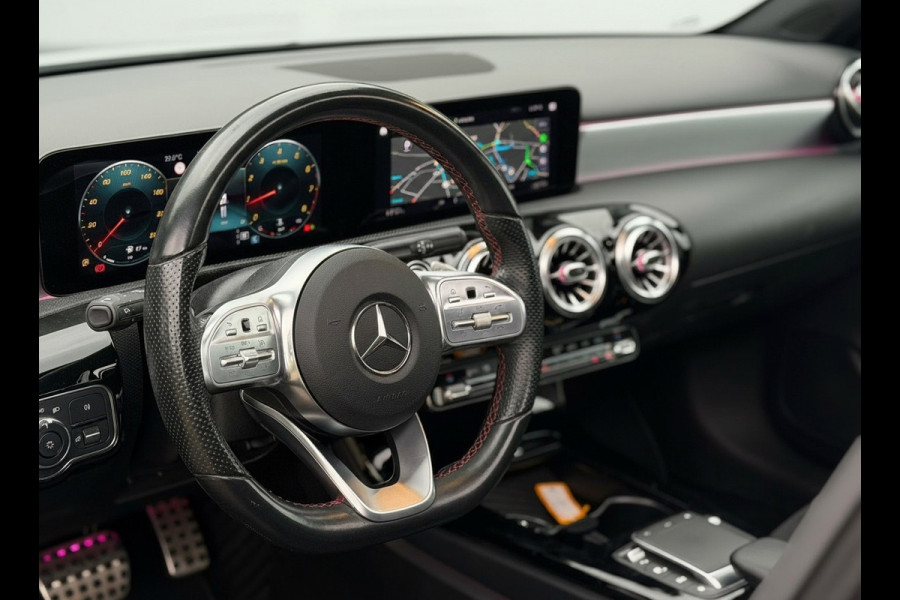 Mercedes-Benz A-Klasse 200 Business Solution AMG, panoramadak, 19 inch, sfeerverlichting,achteruitrijcamera, vele opties