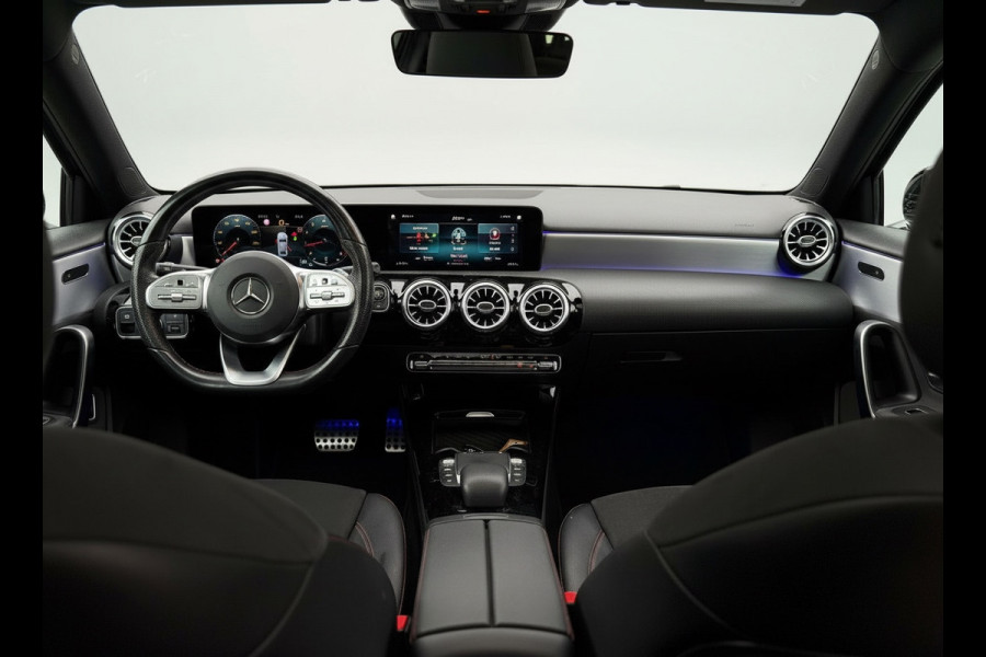 Mercedes-Benz A-Klasse 200 Business Solution AMG, panoramadak, 19 inch, sfeerverlichting,achteruitrijcamera, vele opties
