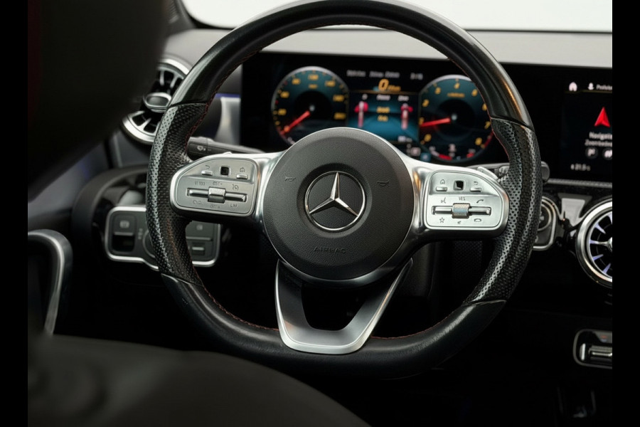 Mercedes-Benz A-Klasse 200 Business Solution AMG, panoramadak, 19 inch, sfeerverlichting,achteruitrijcamera, vele opties