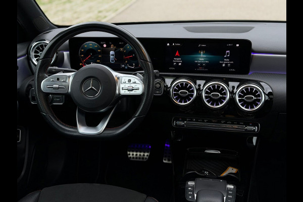 Mercedes-Benz A-Klasse 200 Business Solution AMG, panoramadak, 19 inch, sfeerverlichting,achteruitrijcamera, vele opties