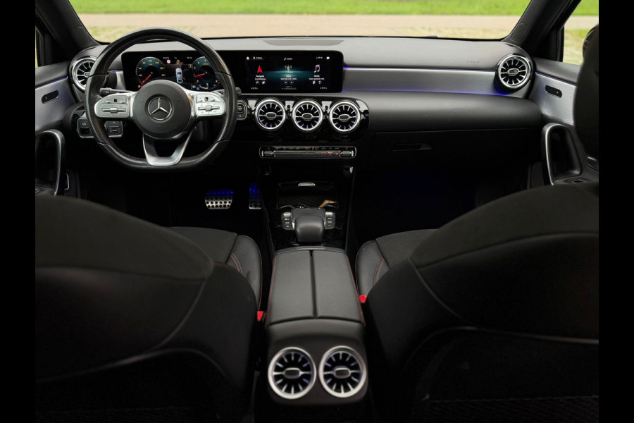 Mercedes-Benz A-Klasse 200 Business Solution AMG, panoramadak, 19 inch, sfeerverlichting,achteruitrijcamera, vele opties