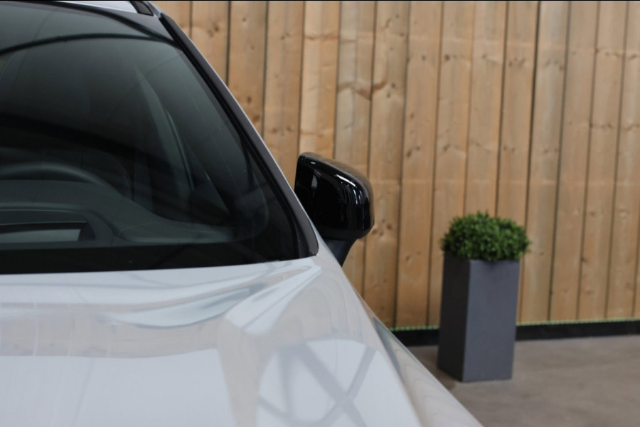 Volvo XC60 2.0 T8 Plug-in hybrid AWD Ultra Black Edition *B&W*Pano*Massage*Luchtvering*