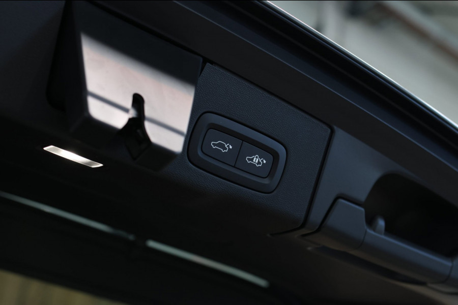 Volvo XC60 2.0 T8 Plug-in hybrid AWD Ultra Black Edition *B&W*Pano*Massage*Luchtvering*