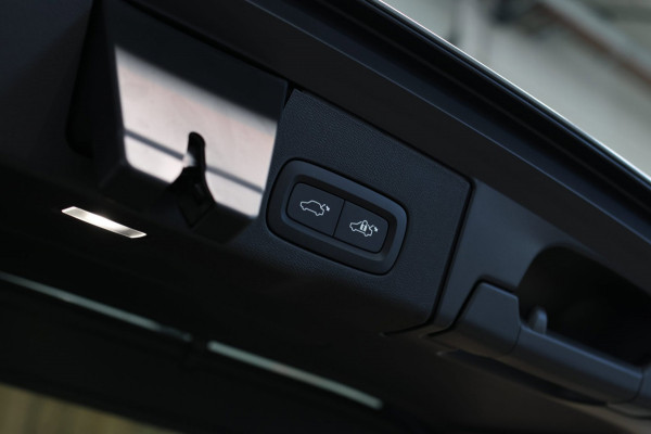 Volvo XC60 2.0 T8 Plug-in hybrid AWD Ultra Black Edition *B&W*Pano*Massage*Luchtvering*